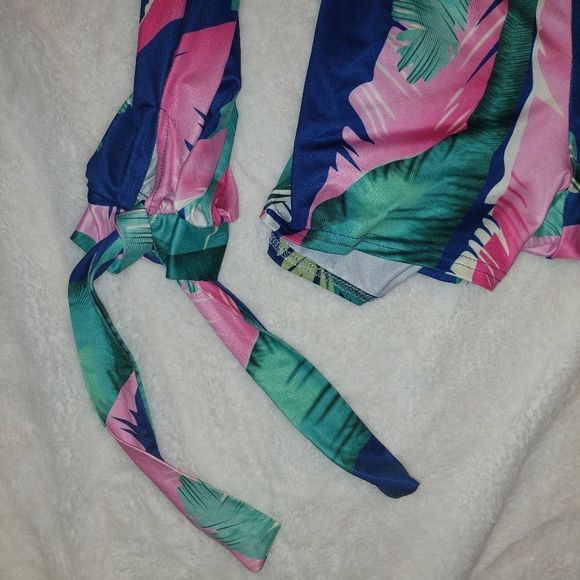 EUC Floral Cut-out Romper - Picture 4 of 5